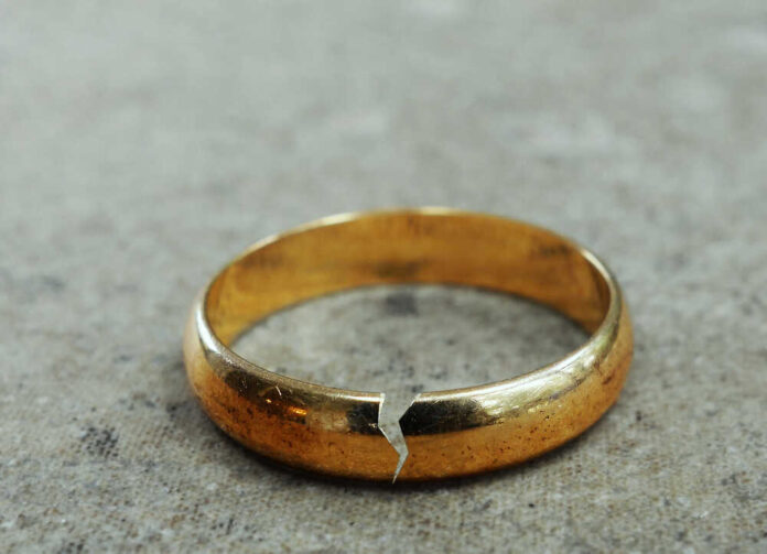 Cracked,Gold,Wedding,Ring,--,Divorce,Or,Infidelity,Concept