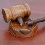 Murdaugh’s Convictions Killed — Jury Tampering Bombshell! A wooden gavel resting on a circular base